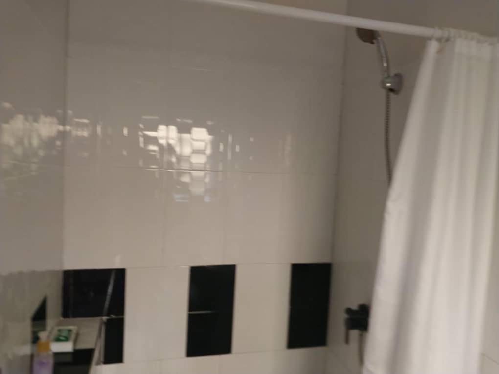 Emmrose Apartments チンゴラ エクステリア 写真